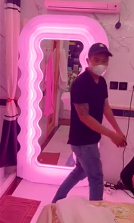 Ngay sau khi khoe ảnh trên trang cá nhân, để thoải sự thích thú, nữ đại gia Đoàn Di Băng còn tiếp tục đăng những video đập hộp chiếc gương thần thành này.