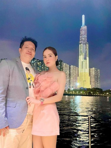 Trong quá trình đập hộp, Đoàn Di Băng còn mô tả về chiếc gương này với bà vú và con gái: "Soi cái kính là trẻ hóa như Hồng Hài Nhi, xinh như Bạch Tuyết luôn đó". Nữ đại gia quận 7 cho hay, cô mua chiếc gương với giá 320 triệu.