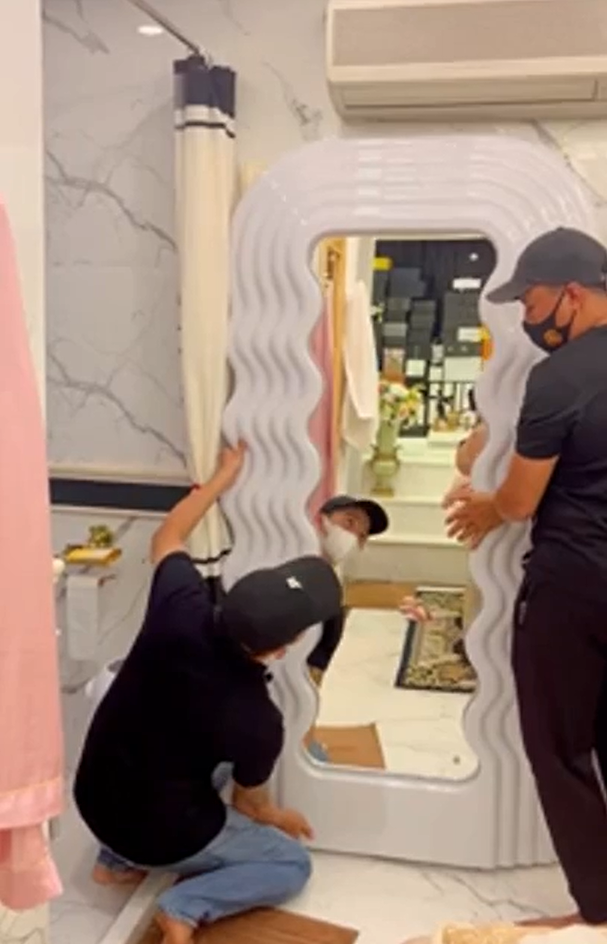 Mới đây trên trang cá nhân, "nữ đại gia quận 7" tiếp tục khoe sắm chiếc gương thần đình đám.