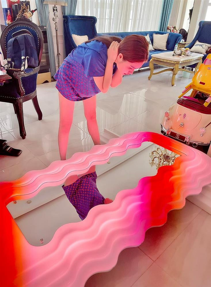 Ngay đầu đoạn video này, Đoàn Di Băng giới thiệu chiếc gương này cô mua cho ông xã vì "nghe nói soi gương thần sẽ đẹp và muốn chồng đẹp".