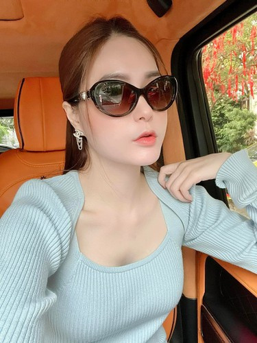  Đoàn Di Băng là tay chơi thứ thiệt khi sở hữu những món đồ khủng như chiếc nhẫn kim cương giá 3,5 tỷ đồng, đồng hồ Hublot BB One Click Sapphire Pink phiên bản giới hạn giá trị hơn 1 tỷ đồng,