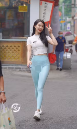 Điển hình như cách đây chưa lâu, một cô gái khi diện chiếc quần legging màu sáng màu và để lộ ra vùng nhạy cảm trên cơ thể.