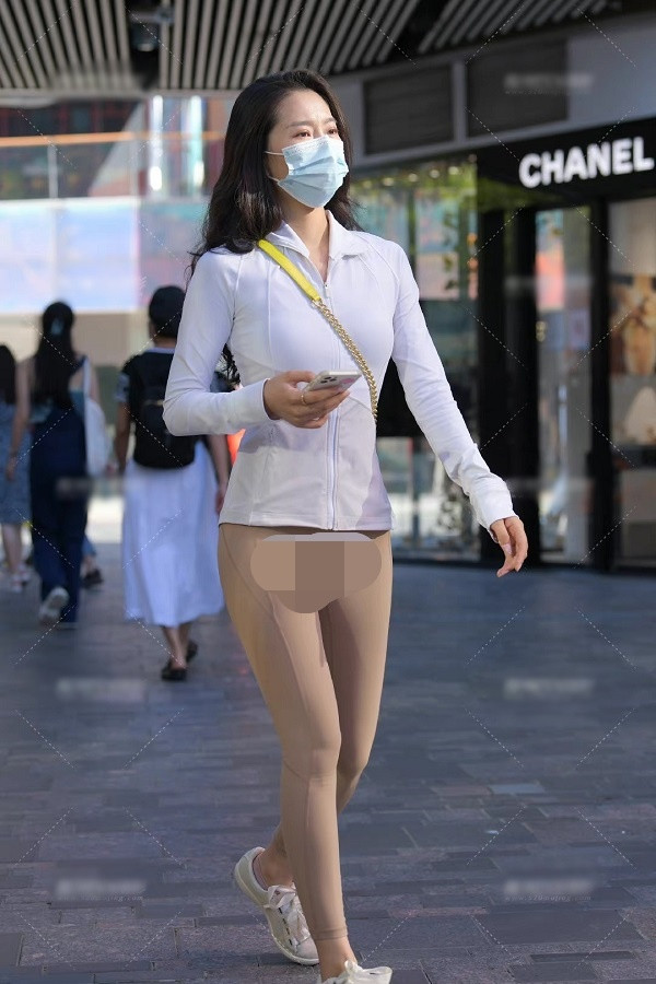 Con phố đông người qua lại trở nên nhiều màu sắc nhờ lựa chọn khác biệt của mỗi cá nhân. Tuy nhiên, cũng vì quá tự do nên người ta có thể sẽ phải nhìn thấy những người chưa thực sự ăn vận khéo léo.