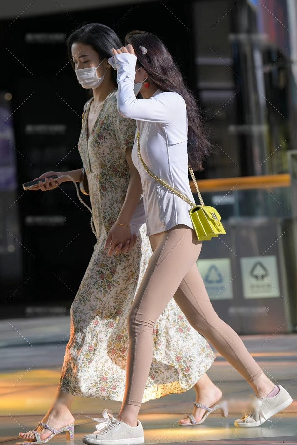 Legging là thiết kế được may bằng vải co giãn thường được sử dụng khi tập gym, yoga vì gọn gàng lại không cản trở vận động.