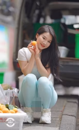 Chẳng rõ là vô tình hay cố ý nhưng việc diện chiếc quần bó sát khiến cô gái gặp rất nhiều vấn đề mà đặc biệt đến từ ánh mắt của những người xung quanh.