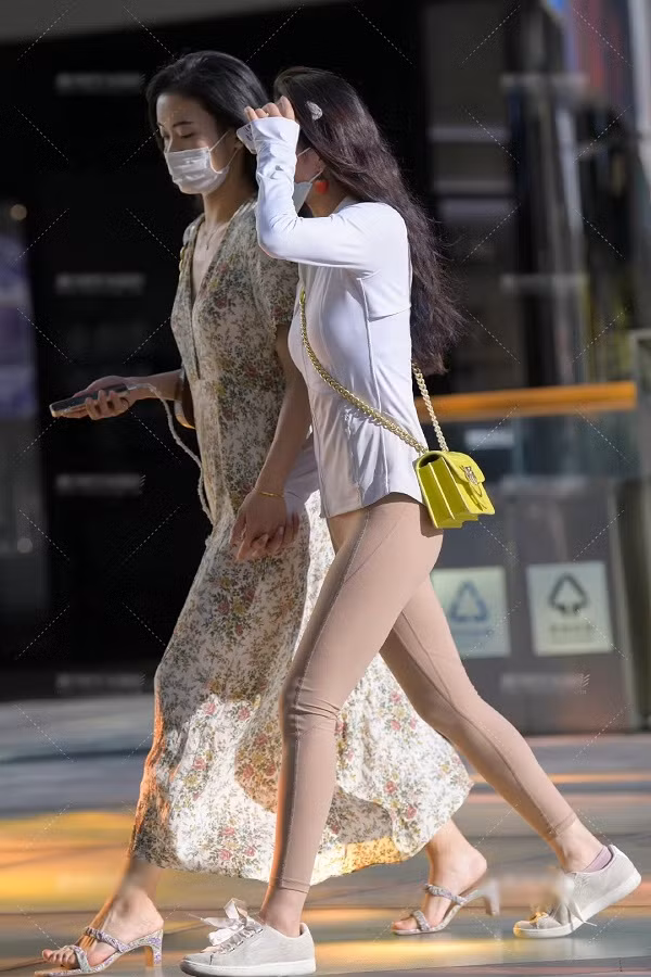 Legging là thiết kế được may bằng vải co giãn thường được sử dụng khi tập gym, yoga vì gọn gàng lại không cản trở vận động.