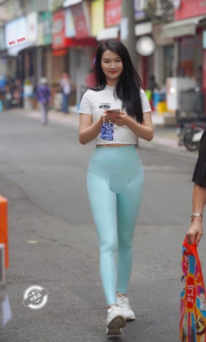 Tuy nhiên, khi kết hợp màu nude với legging lại cần chú ý nhiều hơn thế. Bởi nó dễ gây ra cái nhìn ngượng ngùng. Do đó, với item này bạn nên chú ý chọn màu sắc lệch so với màu da.