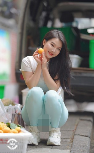 Chẳng rõ là vô tình hay cố ý nhưng việc diện chiếc quần bó sát khiến cô gái gặp rất nhiều vấn đề mà đặc biệt đến từ ánh mắt của những người xung quanh.