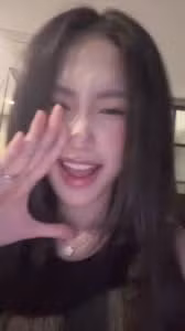 Trước đó, năm 2020 khi thử thách bản thân ở đấu trường sắc đẹp, Doãn Hải Mỹ cũng khiến ban giáo khảo Hoa hậu Việt Nam tán thưởng với màn trình diễn piano và hát ca khúc "Em về tinh khôi".