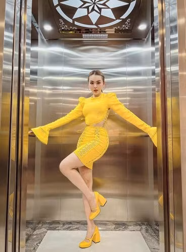 Lúc này, chị Y. xông vào can ngăn thì bị Khương dùng cùi chỏ đánh. Thấy xảy ra xô xát, bảo vệ cửa hàng là Nam và Tuấn chạy vào. Do bực tức, Nam dùng tay đánh một cái vào mắt trái của chị K., Tuấn dùng tay đánh một cái vào mắt phải của chị K.