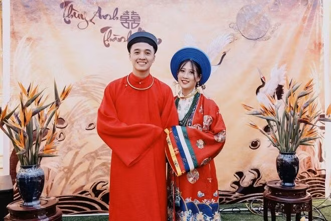 Dĩ nhiên, người người nhà nhà cũng không quên cảm thán độ "chịu chơi" cùng diện mạo lung linh của cô dâu.