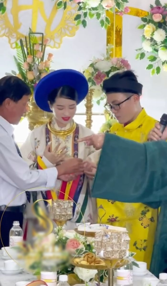 Để "ăn rơ" với cô dâu, chú rể cũng chọn cho mình áo tấc (còn gọi là áo ngũ thân tay thụng) màu vàng nổi bật. Tương tự như áo Nhật Bình, đây cũng là lễ phục được sử dụng dưới thời nhà Nguyễn.