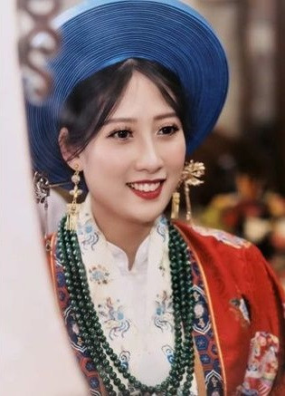 Được biết, ý tưởng này xuất phát từ cô dâu. Vì yêu những giá trị cổ xưa cũng như muốn giữ gìn nét văn hóa mang đậm bản sắc Việt nên T.A đã thuyết phục chồng cho bằng được. Cặp đôi 9X mất khoảng 1 tháng để chuẩn bị xong trang phục, còn chịu khó tham khảo các diễn đàn liên quan đến trang phục cổ.