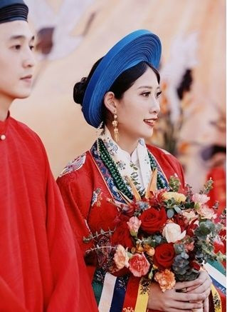 Năm 2020, chú rể T.N (SN 1996, ngụ Cao Bằng) và cô dâu T.A (SN 1993, quê Hà Nam) cũng từng "gây bão" MXH khi chọn áo tấc - áo Nhật Bình làm trang phục cho ngày trọng đại. Ngoài việc màu sắc là "full cây đỏ" thì thiết kế của họ so với cặp đôi đã kể đến ở trên không có quá nhiều khác biệt.