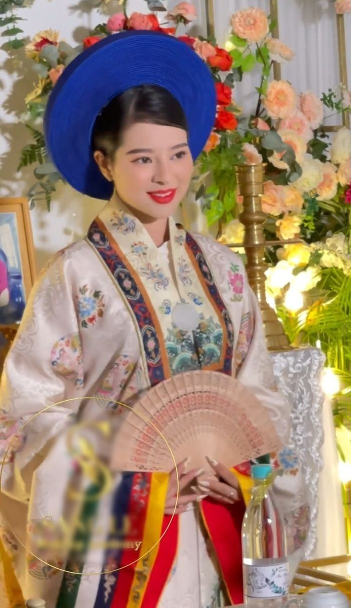 Phần tay áo còn được làm nổi bật với dải màu ngũ hành bao gồm lục, vàng, xanh, trắng cùng với đỏ. "Tất tần tật" mọi động tác của cô dâu từ khả năng pose dáng, bắt camera cho đến nụ cười hay cái liếc mắt... đều toát lên thần thái "không phải dạng vừa".