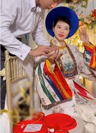 Thứ lọt vào mắt xanh của "nữ chính" không phải sơ rê hay áo dài mà là cổ phục, nói chính là chiếc áo Nhật Bình (áo xẻ trước ngực). Áo này vốn được sử dụng cho Hoàng tộc dưới thời nhà Nguyễn.