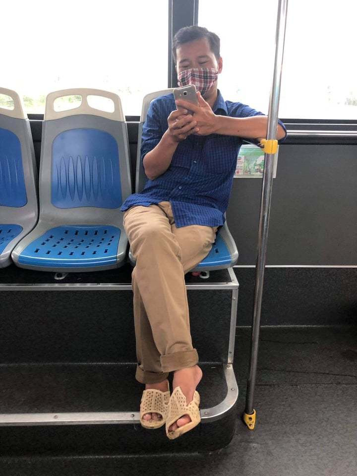 Qua khu bat ngo cua nguoi dan ong nho nuoc bot vao nu phu xe buyt-Hinh-2