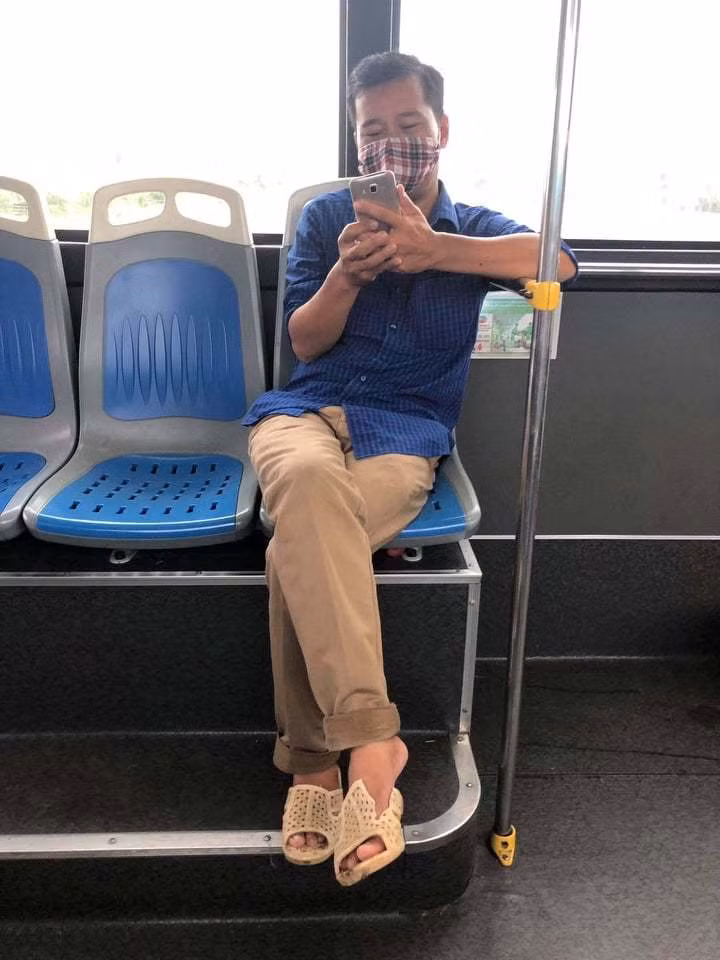 Qua khu bat ngo cua nguoi dan ong nho nuoc bot vao nu phu xe buyt-Hinh-2