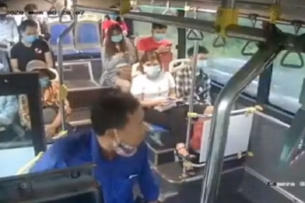 Qua khu bat ngo cua nguoi dan ong nho nuoc bot vao nu phu xe buyt