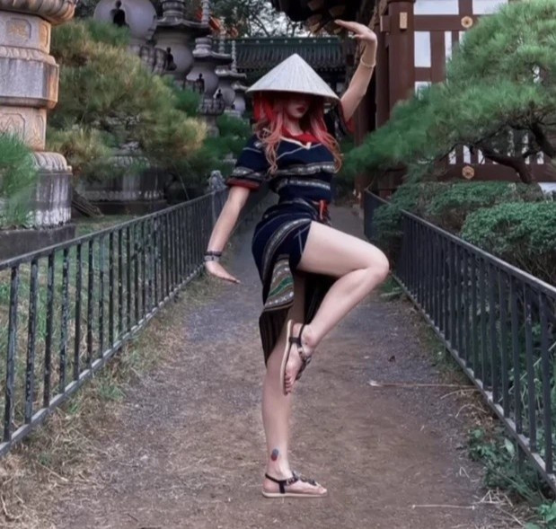 Không chỉ gây xôn xao khi làm clip “săn mây trên máy bay”, nữ TikToker từng khiến dư luận ngán ngẩm khi tạo dáng kém duyên ở chùa.