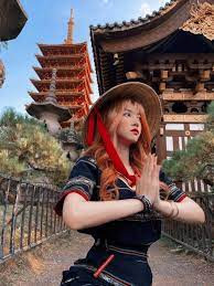 Trước làn sóng phẫn nộ và chỉ trích vì hành động phản cảm chốn linh thiêng, Lê Bống đã phải xóa ảnh.