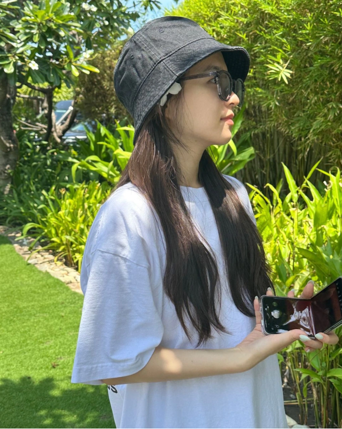 Đặc biệt, Park Bo Young còn đăng tải hình ảnh diện áo tắm tại hồ bơi trong khách sạn. Đây là lần hiếm hoi mỹ nhân Hàn Quốc khoe dáng vóc và làn da trắng sáng của mình với áo tắm.