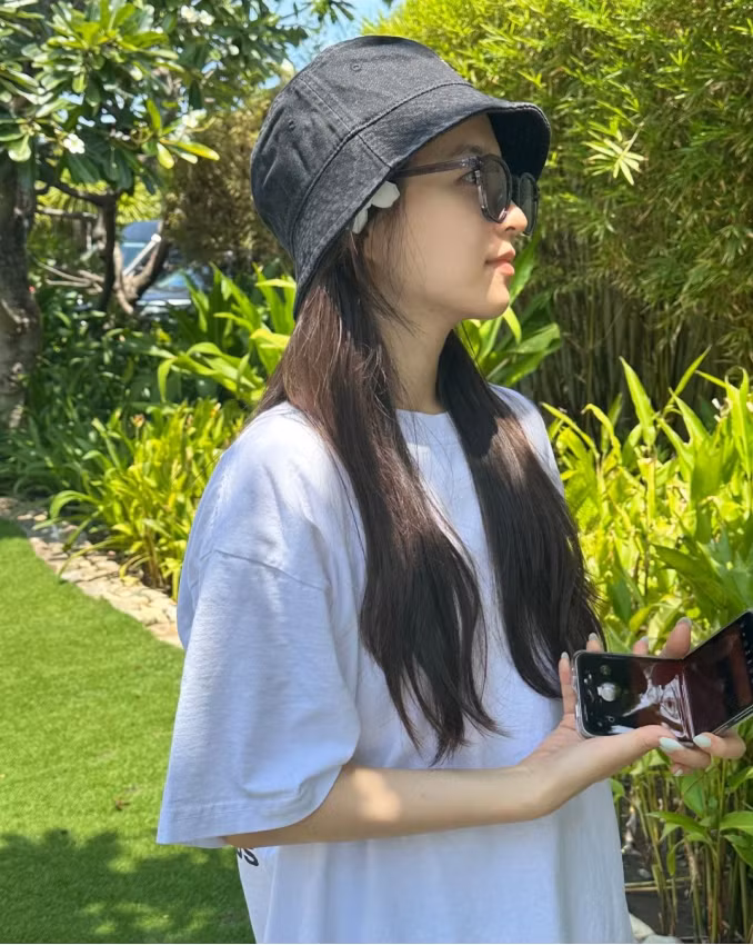 Đặc biệt, Park Bo Young còn đăng tải hình ảnh diện áo tắm tại hồ bơi trong khách sạn. Đây là lần hiếm hoi mỹ nhân Hàn Quốc khoe dáng vóc và làn da trắng sáng của mình với áo tắm.