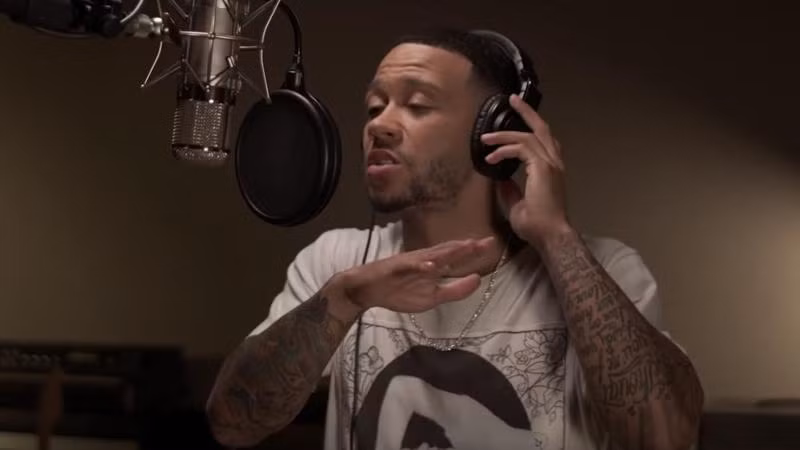 Xuất hiện trong các MV rap của mình, Depay xuất hiện với hàng loạt phụ kiện đẳng cấp như dây chuyền vàng, ngồi trên chiếc siêu xe và tự tin khoe cá tính của mình với những câu hát cực ngông.