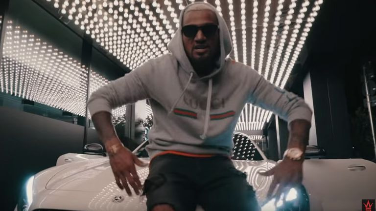 Kevin Prince Boateng ra mắt cộng đồng chơi rap với sản phẩm mang tên King. Nội dung của MV thể hiện sự chơi ngông của cựu cầu thủ CLB AC Milan.