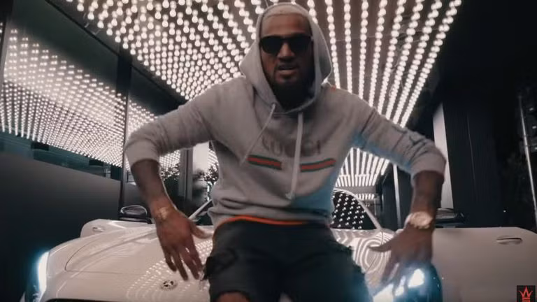 Kevin Prince Boateng ra mắt cộng đồng chơi rap với sản phẩm mang tên King. Nội dung của MV thể hiện sự chơi ngông của cựu cầu thủ CLB AC Milan.