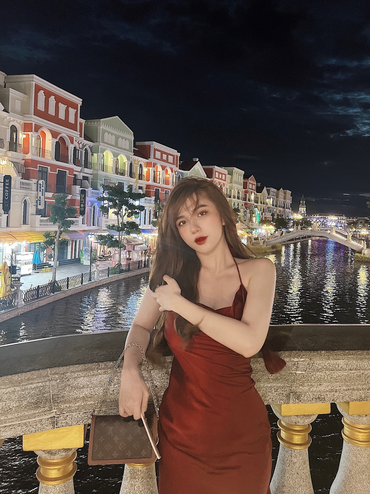 Nguyễn Gia Hân (sinh năm 1997, hiện làm quản lý cho một spa ở Biên Hòa, Đồng Nai) là bạn gái cũ của tiền vệ Hoàng Đức (sinh năm 1998, thuộc CLB Viettel).