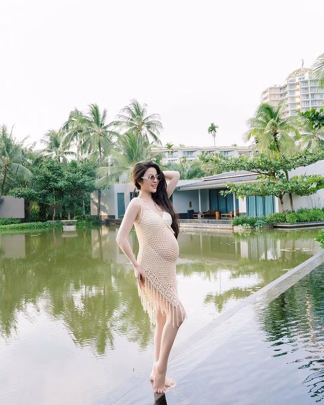 Thiết kế mà nàng WAGs này lựa chọn được người hâm mộ nhận xét là khoe dáng trong chừng mực, đẹp vừa vặn.