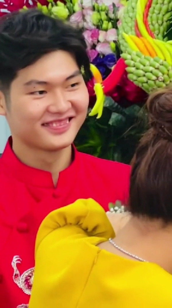 Được biết, tổng cộng số vàng cô dâu nhận được trong lễ cưới là 50 cây. Trên người cô dâu "phủ một lớp vàng" lấp lánh. Dường như không còn chỗ để đeo thêm vì từ ngón tay, cổ tay cho tới cổ cô dâu đều toàn vàng là vàng.