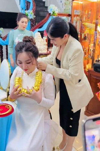 Chị Như hạnh phúc chia sẻ: “Mình cũng vui vì mọi người bình luận 'xin vía' và chúc phúc cho gia đình mình. Nhưng hơn cả, ngày mình lấy chồng, vợ chồng mình được nhận số tài sản lớn như vậy thì mình cũng hạnh phúc, vì cha mẹ rất thương vợ chồng mình. Tụi mình không biết nói gì hơn ngoài lời cảm ơn tới cha mẹ, cô bác 2 bên”.