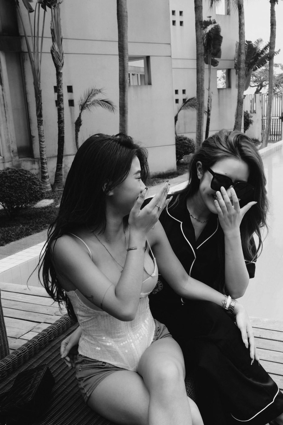 Ở một góc quay khác, "cam thường" cũng tiết lộ nhan sắc và vóc dáng thật của cô nàng khi chưa dùng app chỉnh sửa. Louis Phạm gây ấn tượng với đôi chân nuột nà, vòng eo phẳng lì, thon gọn.
