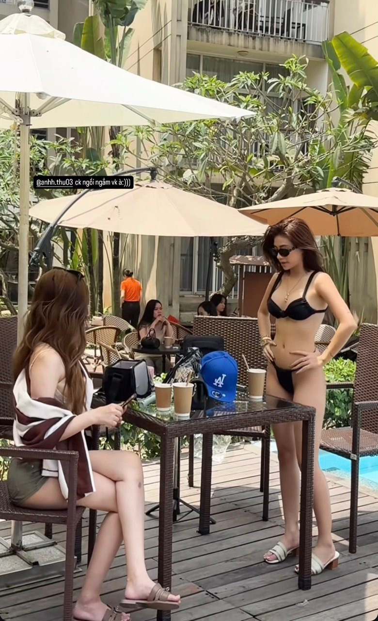 Mới đây, cựu VĐV TDDC Phạm Như Phương (nickname Louis Phạm) gây chú ý với video nhảy nhót bên bể bơi cực cuốn. Diện chiếc bikini đen hai mảnh, Louis Phạm khoe vóc dáng cân đối, săn chắc, thể hiện rõ nét của một người từng luyện tập thể thao chuyên nghiệp.