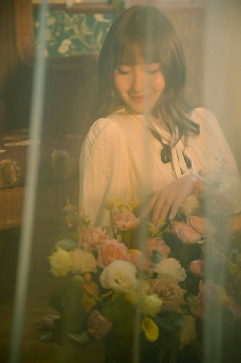 Sở hữu gương mặt xinh xắn dễ thương, với đôi mắt có hồn và sống mũi cao cùng làn da trắng khiến bộ ảnh của Khánh Huyền thu hút được nhiều sự chú ý từ cộng đồng fan.