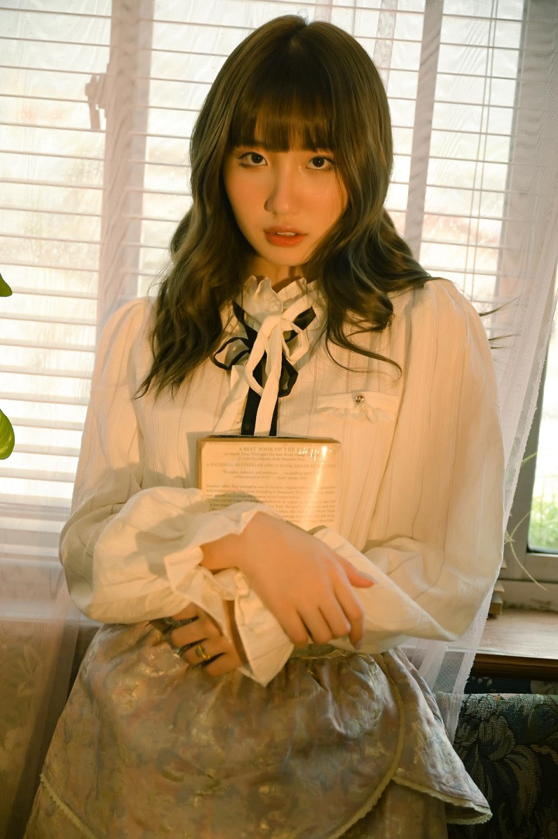 Trong những lần xuất hiện trước, Khánh Huyền nhận về ảnh mắt thiếu thiện cảm vì trang phục hở hang.