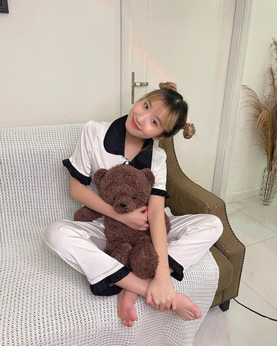 Dù chưa chính thức công khai nhưng netizen nắm được rổ hint hẹn hò của Khánh Huyền và bạn trai cũ của đàn chị là Linh Ngọc Đàm.