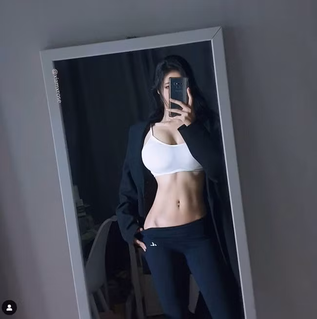 Cặp chân dài và vòng eo săn gọn là hai trong những bộ phận cơ thể Park Da Hyun tự hào hơn cả. Ngoài yếu tố di truyền, người đẹp kết hợp ăn kiêng và luyện tập khoa học để hình thể đạt trạng thái hoàn hảo nhất.