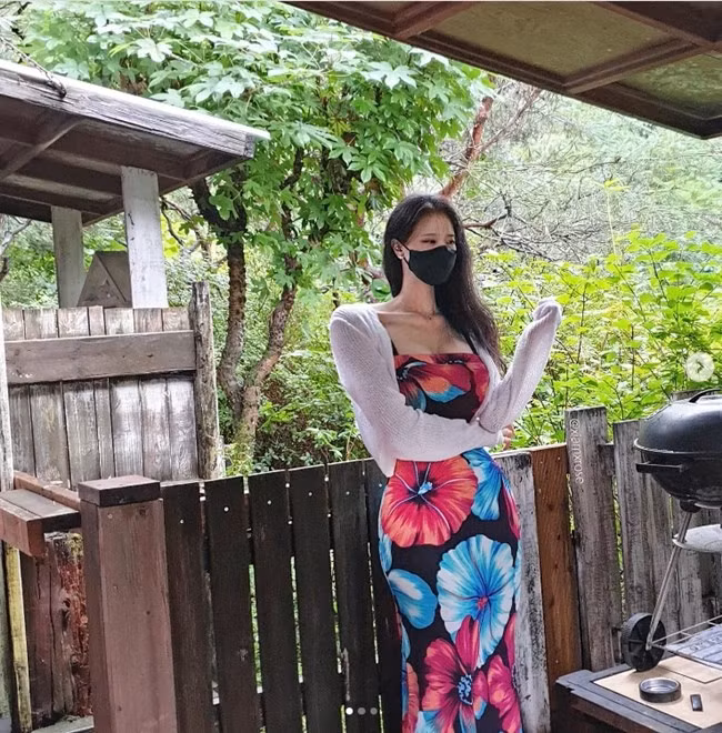 Thậm chí, đến cả ảnh đăng tải vào ngày sinh nhật, Park Da Hyun cũng dùng khẩu trang màu đen, chỉ để lộ mỗi vầng trán và cặp mắt.