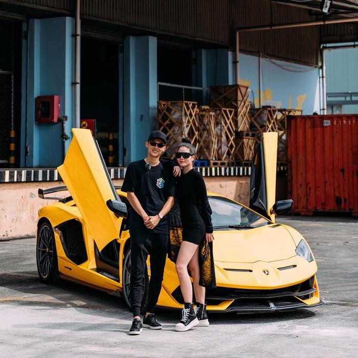 Tuy nhiên, vì quá đam mê với những chiếc xe nên Phan Công Khanh bắt đầu từ việc mua đi, bán lại xe. Sau này, công việc của anh mới dần dần phát triển và có thu nhập khá hơn.