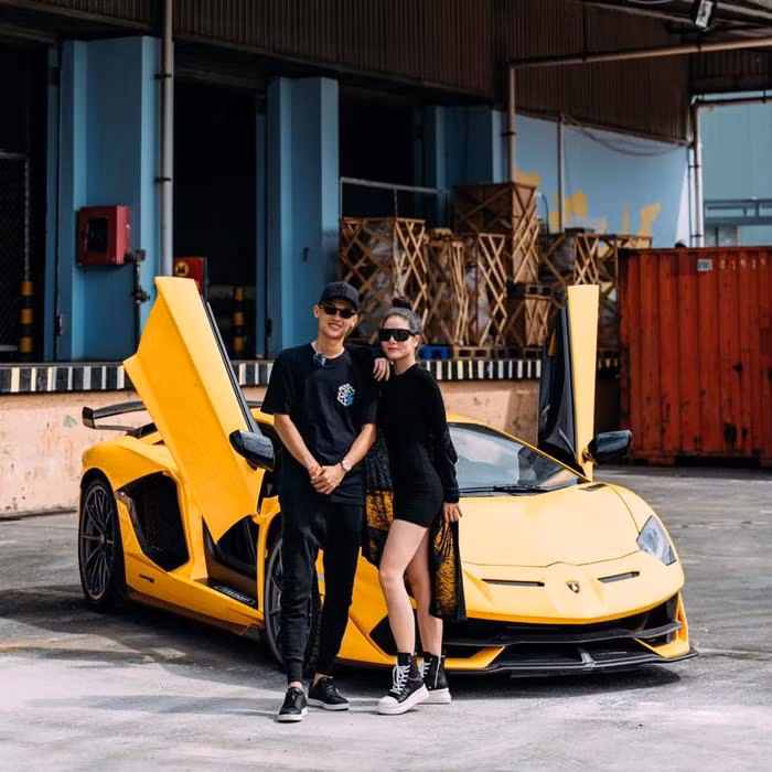 Tuy nhiên, vì quá đam mê với những chiếc xe nên Phan Công Khanh bắt đầu từ việc mua đi, bán lại xe. Sau này, công việc của anh mới dần dần phát triển và có thu nhập khá hơn.