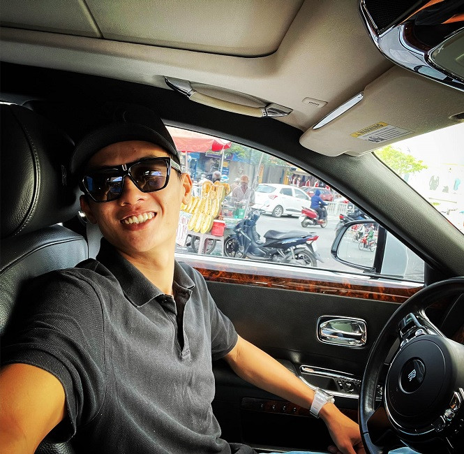 Phan Công Khanh cũng từng cho hay, doanh nhân Cường Đô La là người mà anh thần tượng, từ thời còn chưa nghĩ bản thân có thể review về siêu xe.