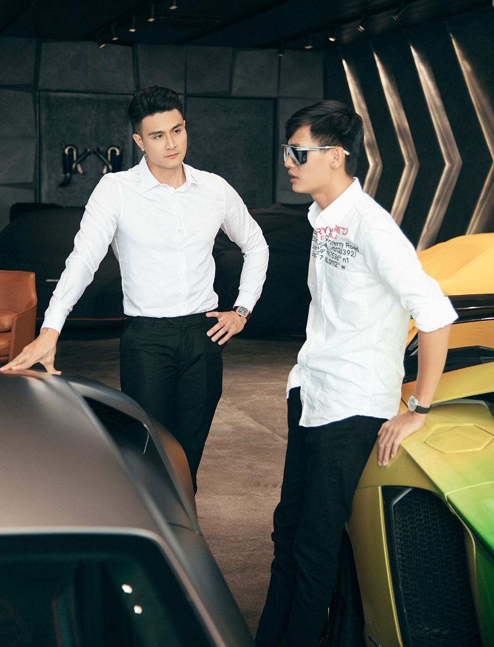 Ngoài ra, Phan Công Khanh cũng chơi thân với nhiều người bạn đình đám trong showbiz hay các cầu thủ bóng đá như thủ môn Bùi Tiến Dũng, Quang Hải,...