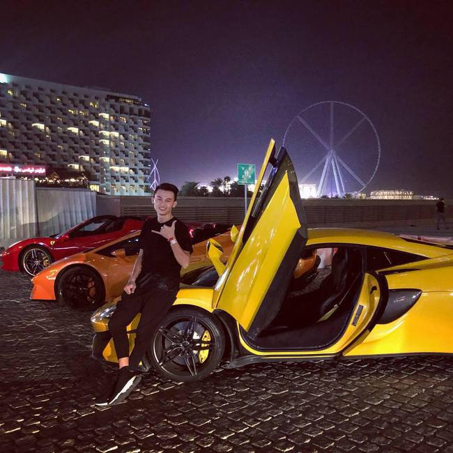 “Tay buôn” siêu xe khét tiếng từng chia sẻ trên trang YouTube của mình rằng gia đình không phải khá giá, mức lương thời điểm thi đấu bóng chuyền chỉ khoảng 5 - 6 triệu.