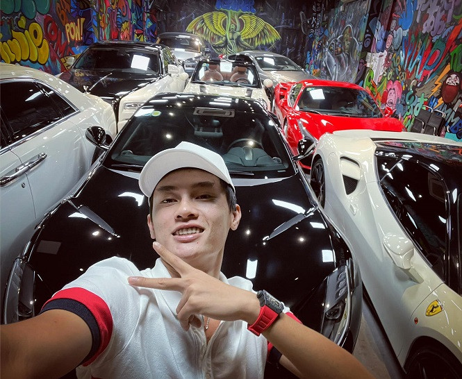 Bên cạnh đó, Phan Công Khanh còn là “tay buôn” siêu xe tầm cỡ ở Việt Nam.