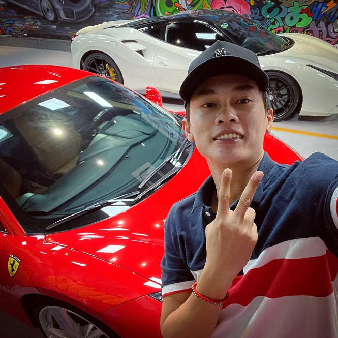 Trước khi đến với niềm đam mê xa xỉ này, Phan Công Khanh từng là “vua bóng chuyền phủi” (khái niệm chỉ những người chơi nghiệp dư theo CLB). Anh chàng sở hữu chiều cao gần 1m8, ngoại hình ưa nhìn cùng sức bật tốt.