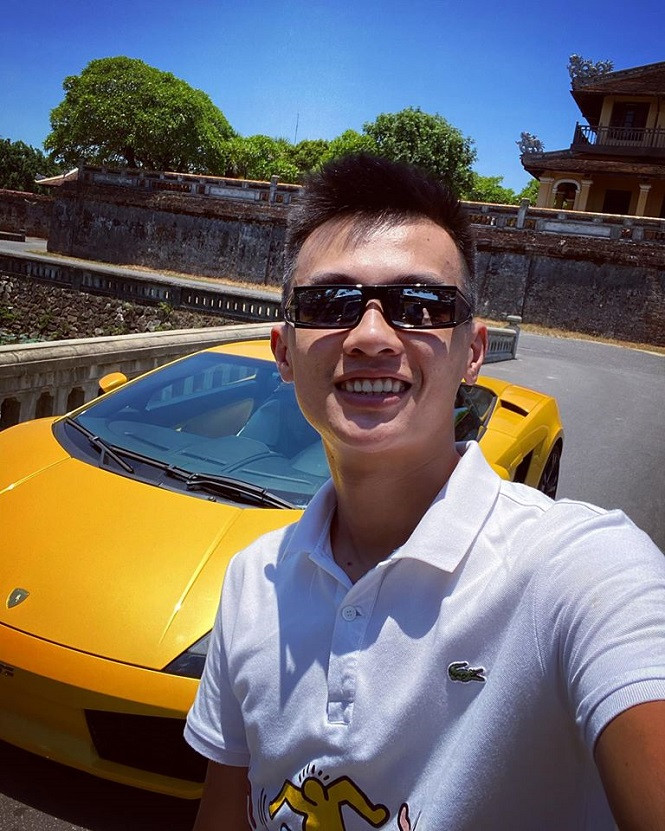 Phan Công Khanh gây dựng được tiếng vang tại các sân chơi bóng chuyền phủi. Lâu dần, anh quyết định đi theo hướng chuyên nghiệp cùng CLB TP.HCM.