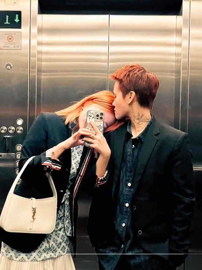 Đồng thời, thiết kế cùng màu sắc bắt mắt cũng khiến Chao vô cùng thích thú. Cuối clip cô cũng không quên gửi lời cảm ơn tới nửa kia vì món quà.